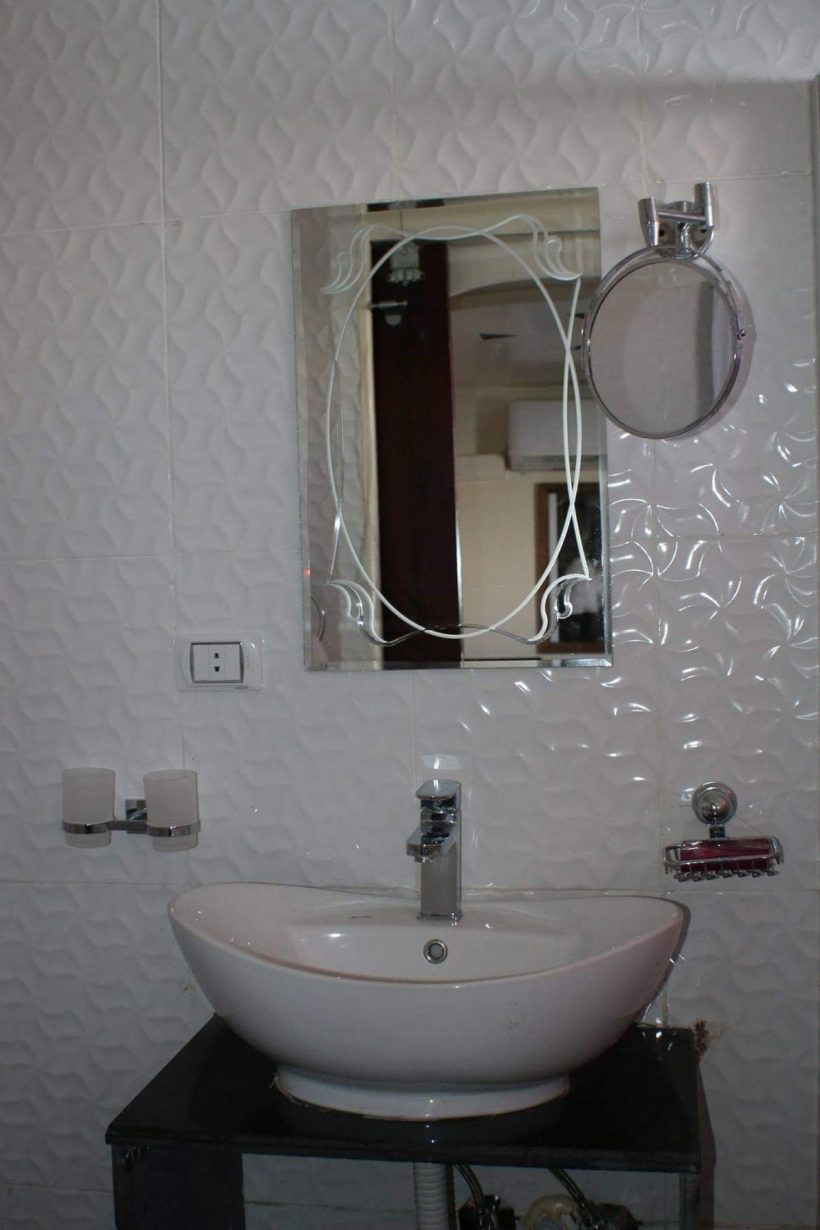 Queen_tiyi_egypte_lac_nasser_salle_d’eau_2